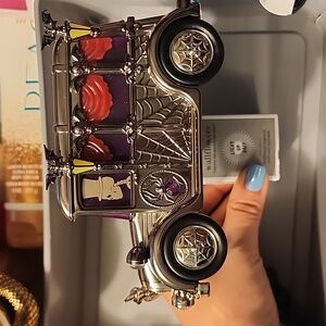 Light up carriage Wallflower projector